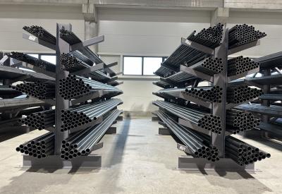 cevi na policama u magacinu